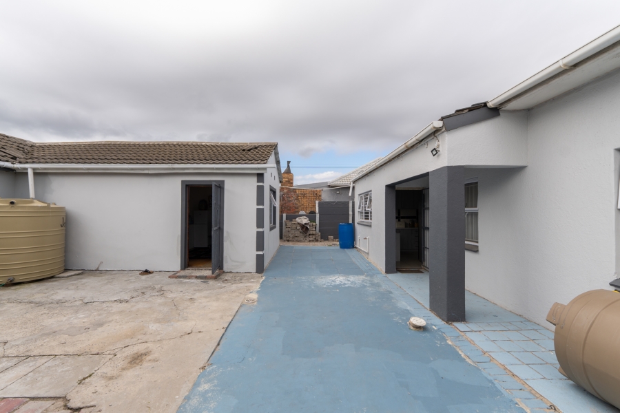 8 Bedroom Property for Sale in Parow Valley Western Cape